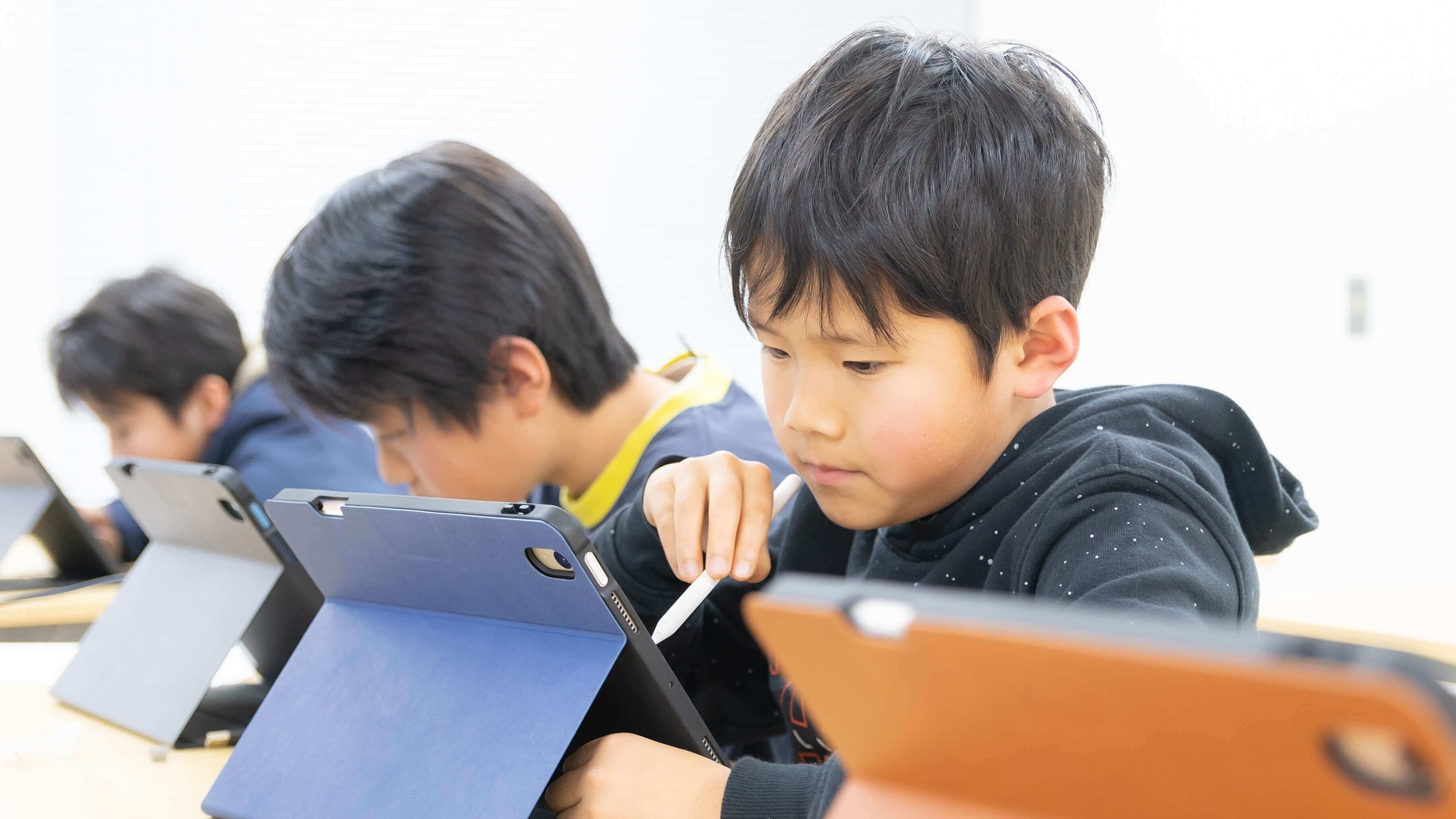タブレットで映像を編集する子どもたち