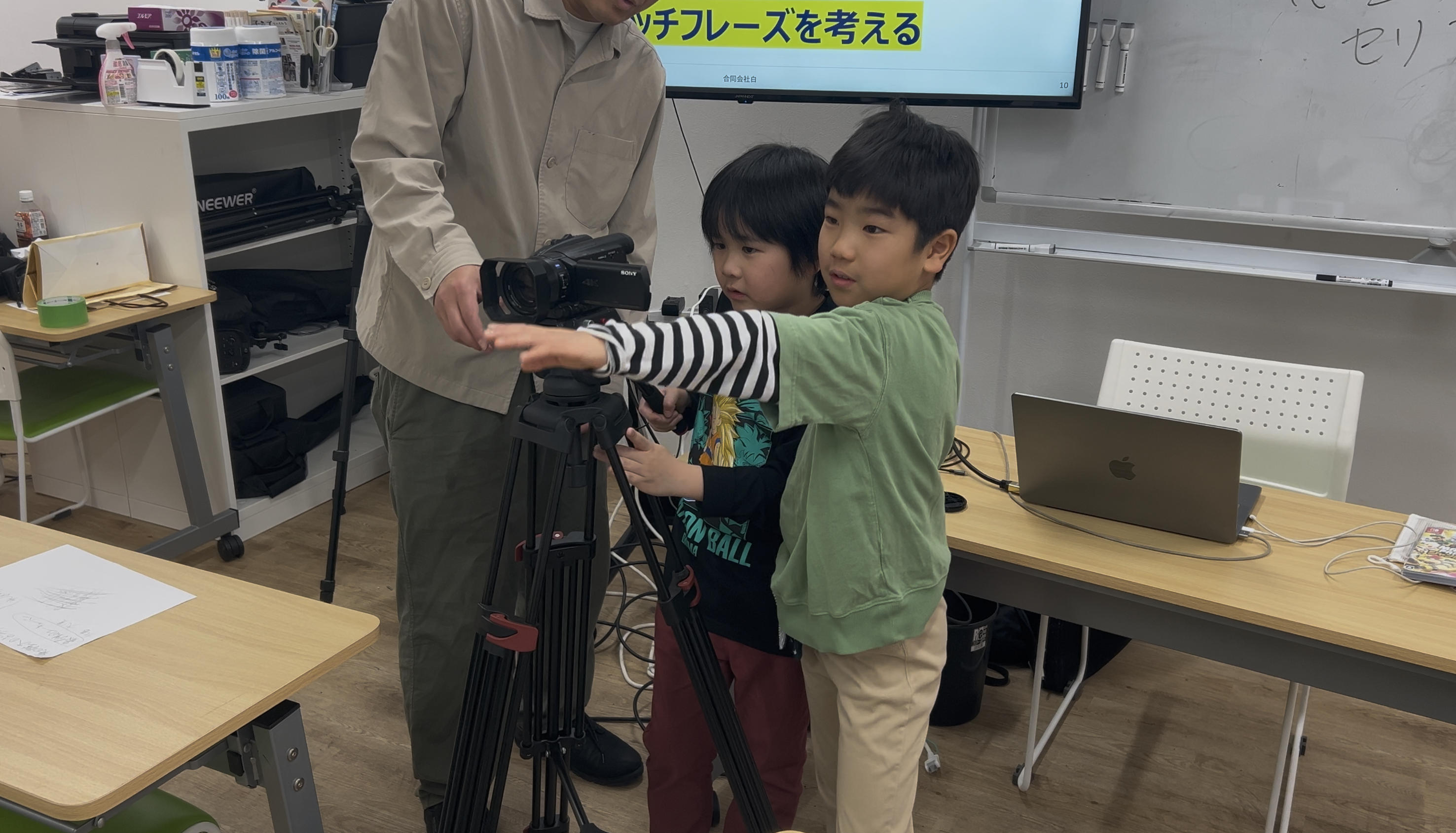 仲間と協力しながらカメラで撮影する子どもたち