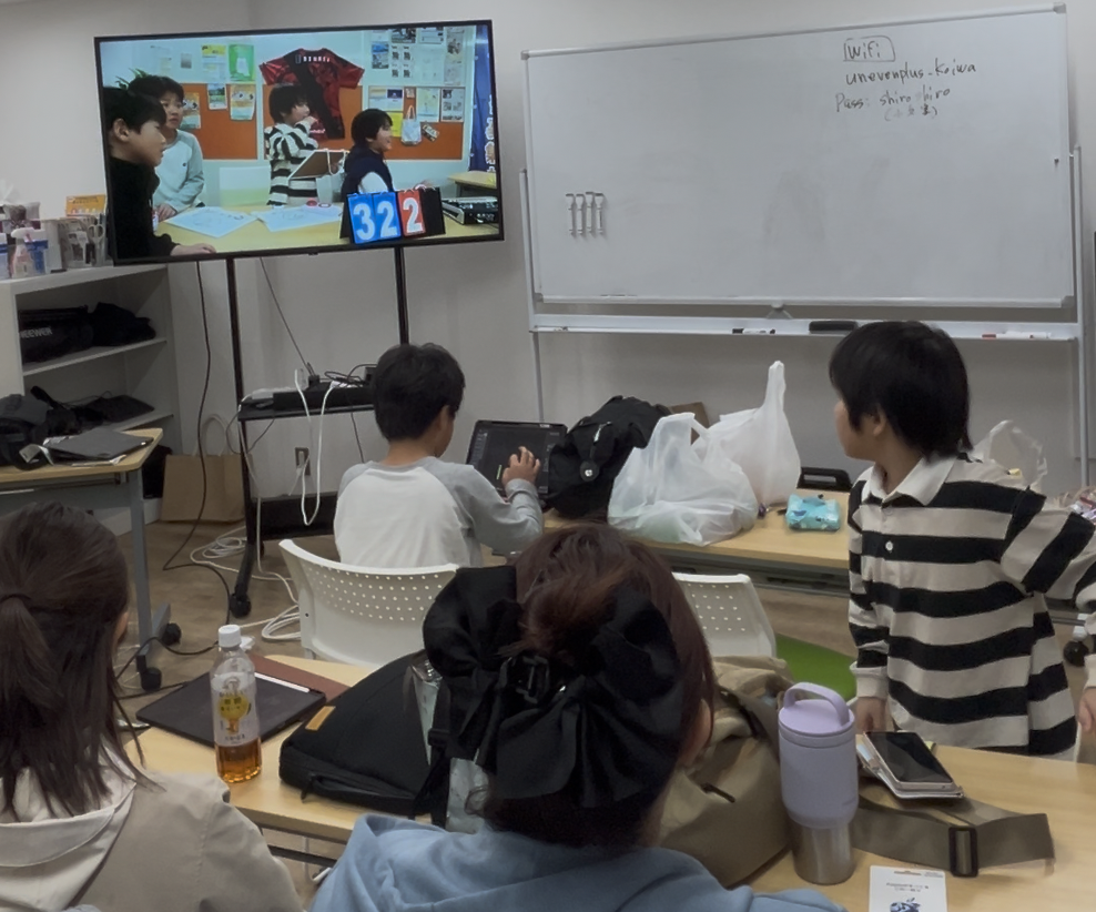 完成した番組を教室で発表する様子