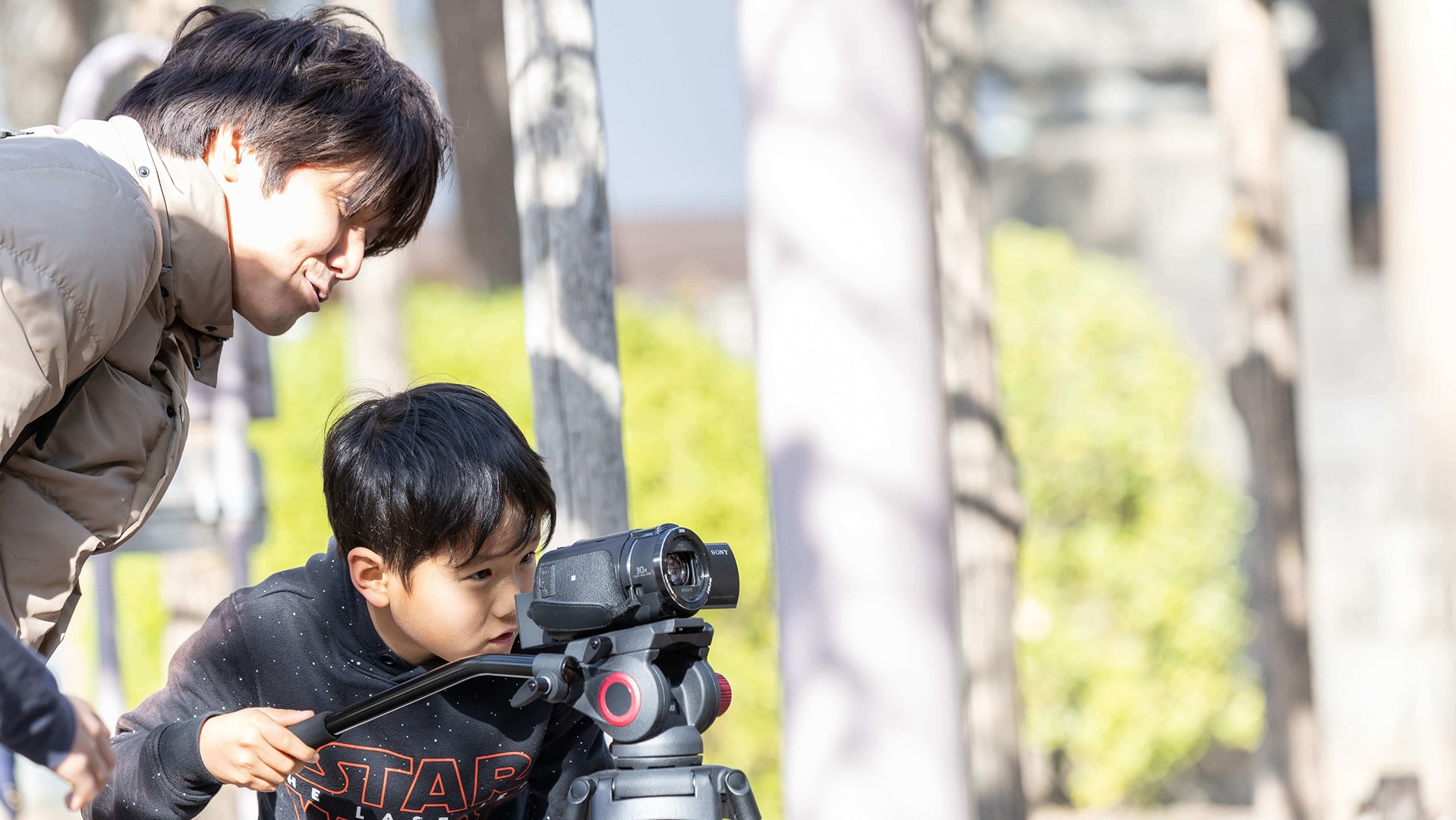 子どもたちが協力して映像を撮影する様子