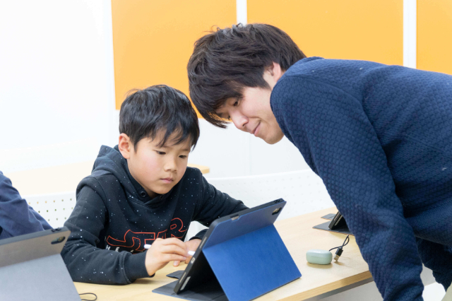 映像ディレクターが子どもの編集をサポートしている様子